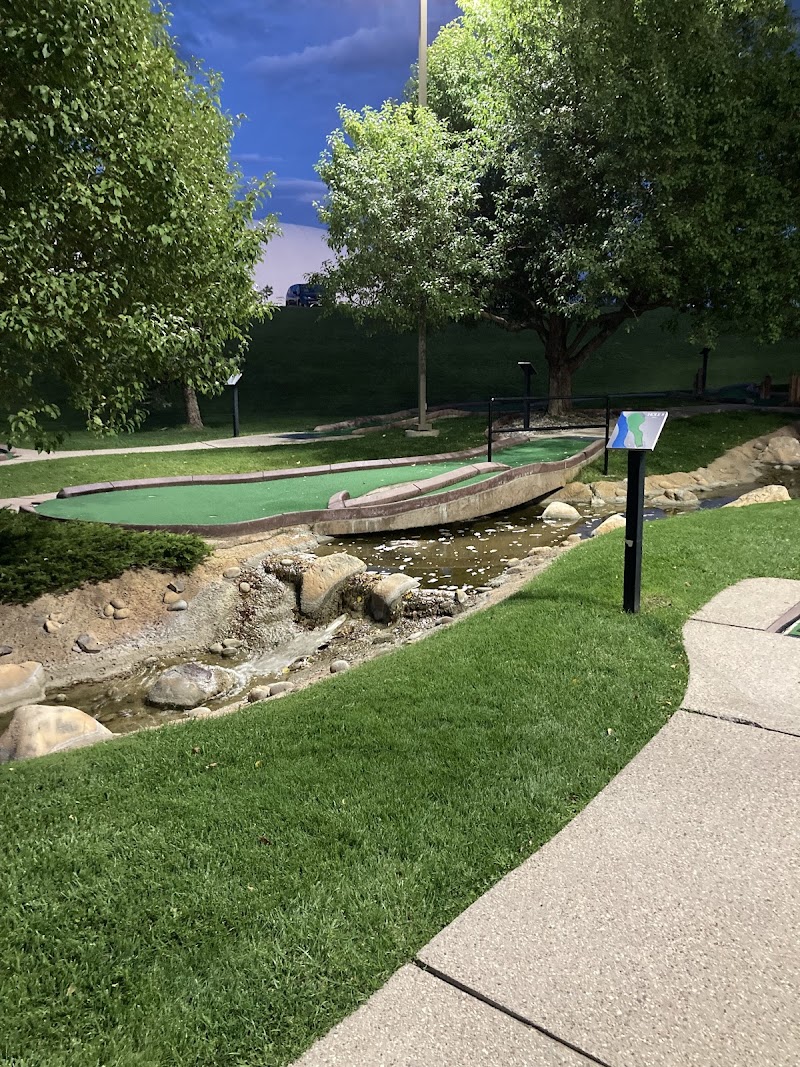 Family Sports Miniature Golf