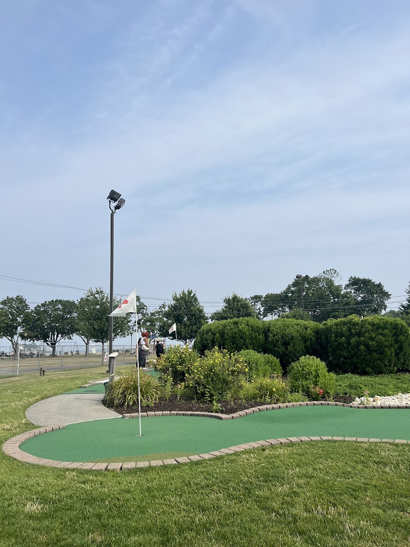 Norwalk Cove Marina Mini Golf