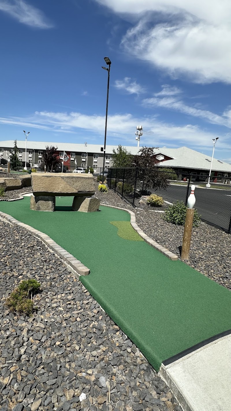 Lake Bowl Mini Golf